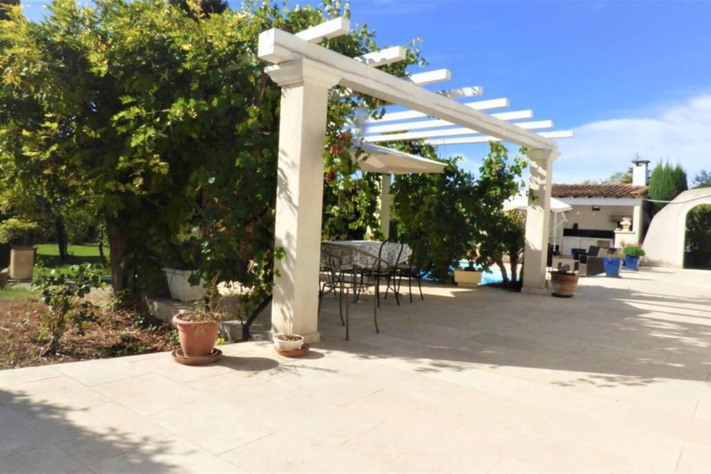Ibis - Villa Avec Piscine, Jardin Et Parking Arles Bagian luar foto